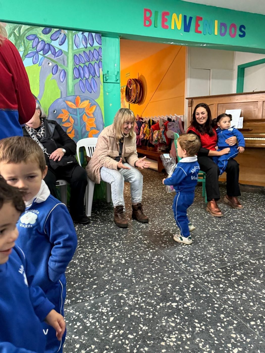 Familias y niños compartiendo una fiesta en el jardín