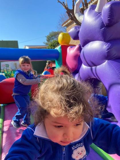 Mes de la niñez con inflable
