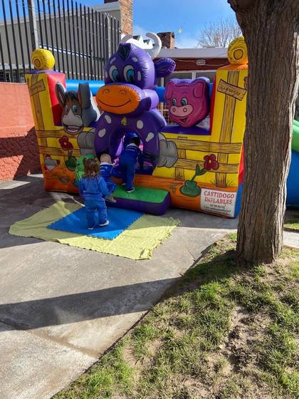 Mes de la niñez con inflable