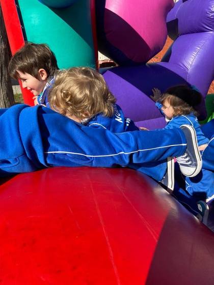 Mes de la niñez con inflable