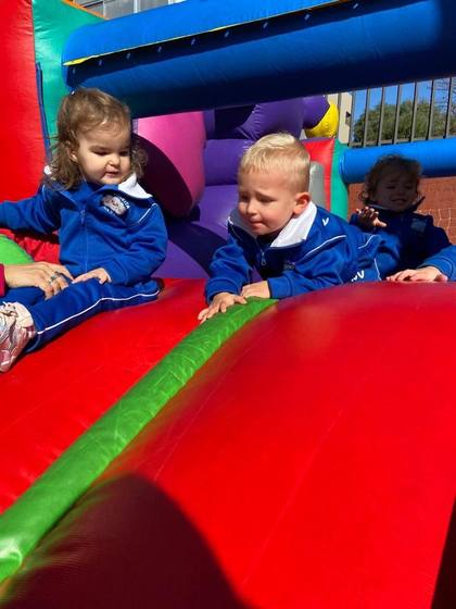 Mes de la niñez con inflable