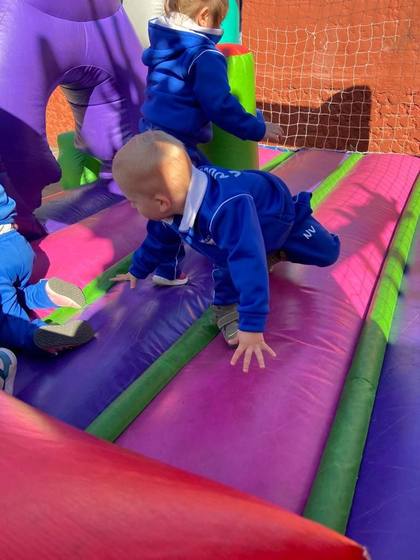 Mes de la niñez con inflable