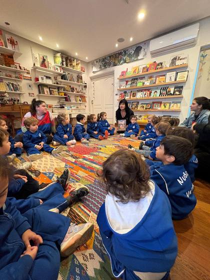 El grupo sentado en la alfombra de la librería