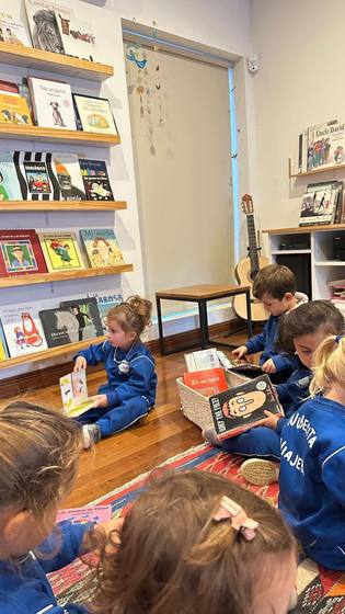Visita a Pájaro de fuego, espacio de literatura para las infancias