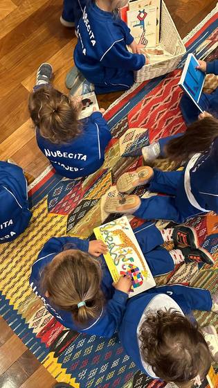 Visita a Pájaro de fuego, espacio de literatura para las infancias