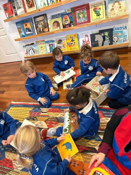 Visita a Pájaro de fuego, espacio de literatura para las infancias