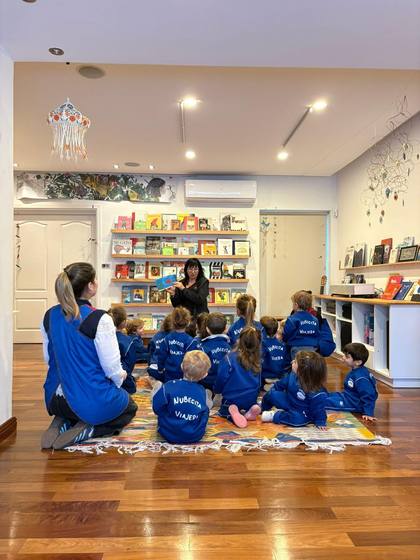 Visita a Pájaro de fuego, espacio de literatura para las infancias