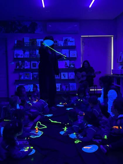 Visita a Pájaro de fuego, espacio de literatura para las infancias