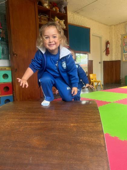 Niña saltando en la sala de psicomotricidad